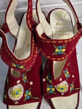 RARE VINTAGE 1970s BATA EMBROIDERED VELVET PLATFORM SANDALS